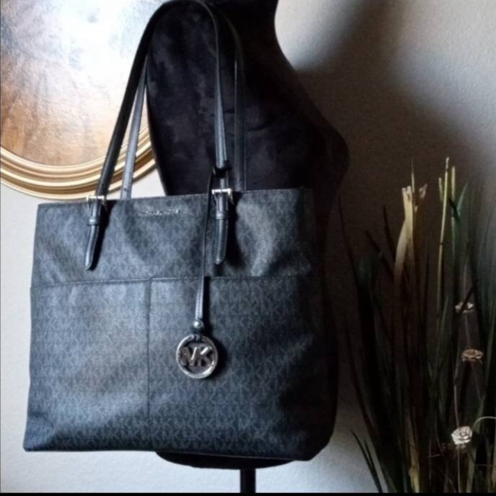 Like New - MICHAEL KORS Signature  Top Zip Tote